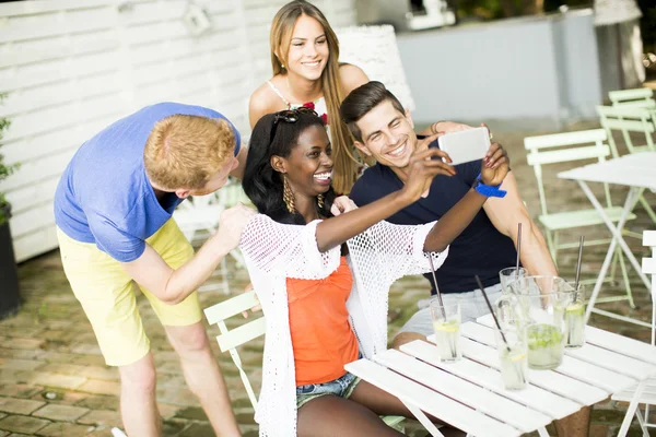 Multiracial vänner på café — Stockfoto