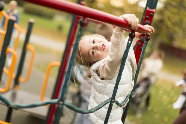 Bambina al parco giochi — Foto Stock