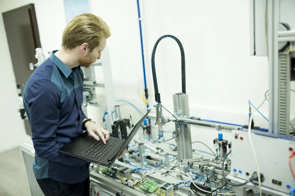 Ingenjör medan du arbetar i fabriken — Stockfoto