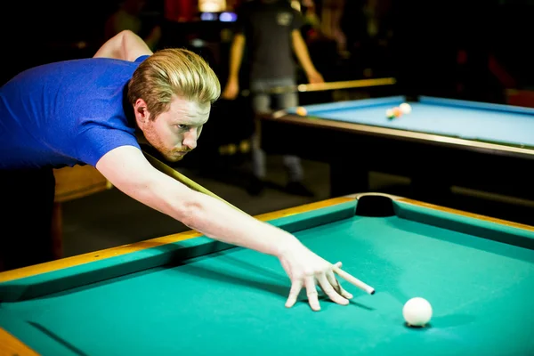 Fiatal ember a snooker játék — Stock Fotó