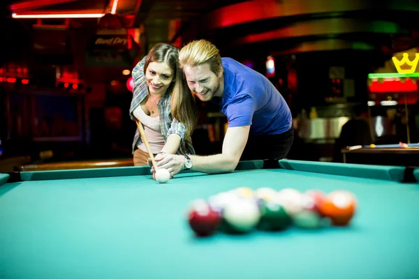 Les gens jouent au billard — Photo