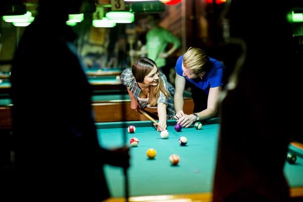 Pessoas a jogar bilhar — Fotografia de Stock