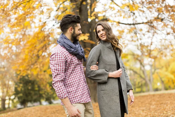 Jeune couple dans le parc — Photo