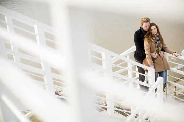 Jovem casal amoroso — Fotografia de Stock