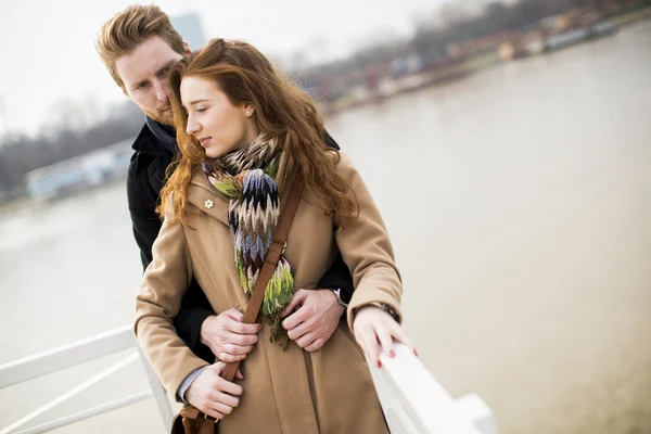 Jonge verliefde paar — Stockfoto