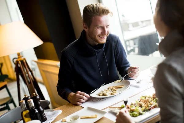 Jonge verliefde paar — Stockfoto