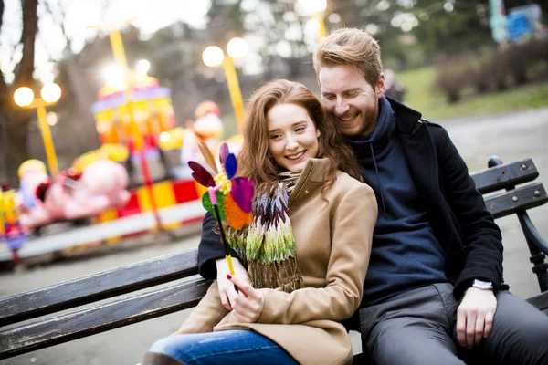 Jonge verliefde paar — Stockfoto