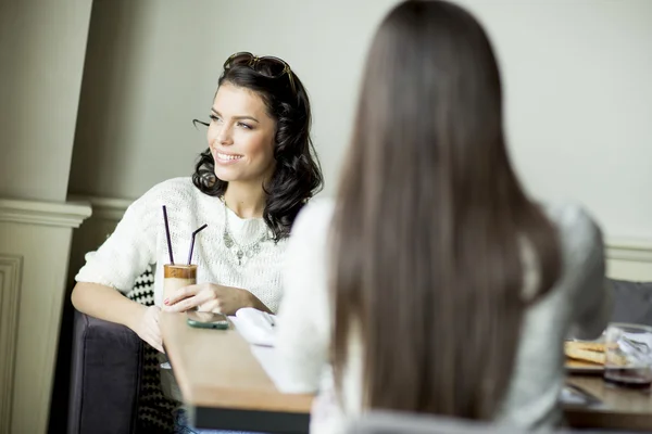 Giovani donne nel caffè — Foto Stock