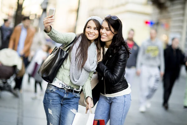Mujeres jóvenes en las compras — Foto de Stock