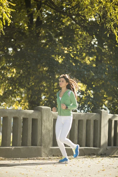 Donna che corre nel parco — Foto Stock