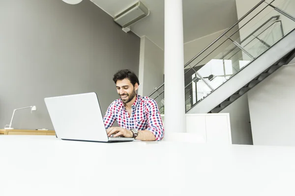 Jeune homme dans le bureau — Photo