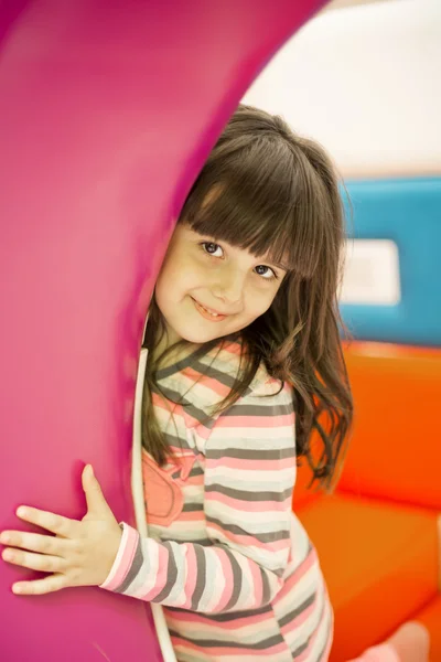 Kleines Mädchen auf dem Spielplatz — Stockfoto