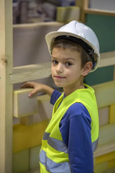 Jongen bouwt een huis — Stockfoto