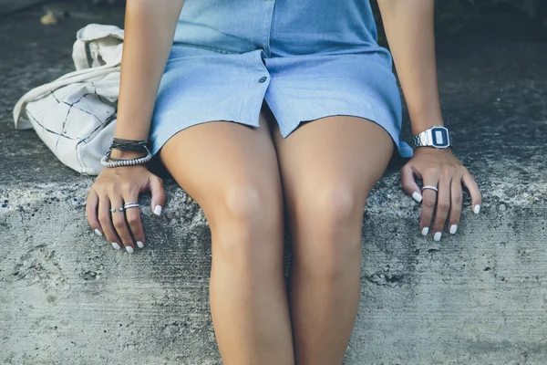 Mulher sentada na parede de pedra — Fotografia de Stock