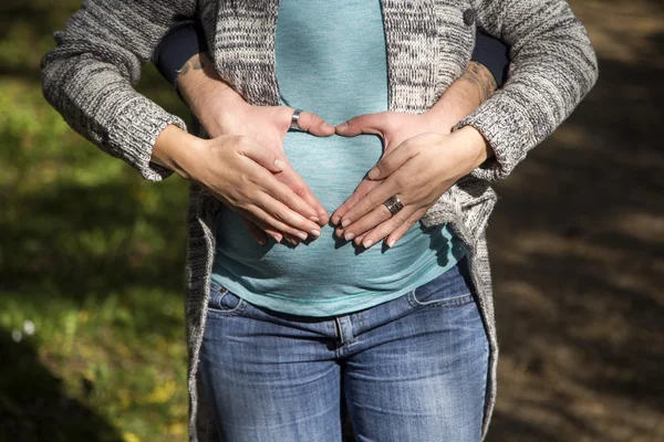 Giovane coppia incinta — Foto Stock