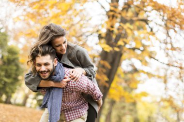 Parktaki genç çift.