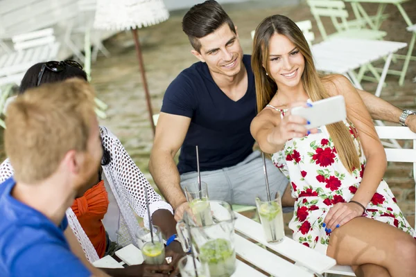 Multiraciale vrienden in café — Stockfoto