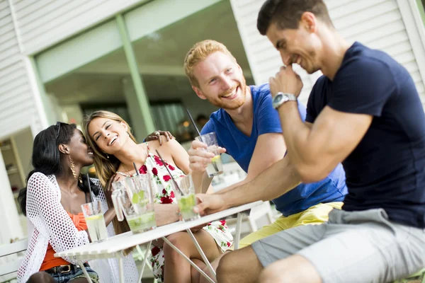 Multiraciale vrienden in café — Stockfoto