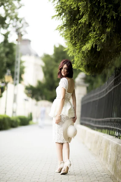 Молода жінка в білій сукні — стокове фото