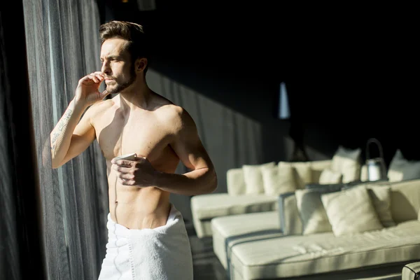 Jeune homme dans la chambre — Photo