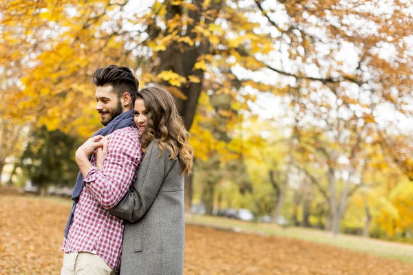 Junges Paar im Park — Stockfoto