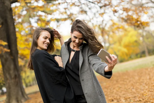 Belle giovani donne — Foto Stock