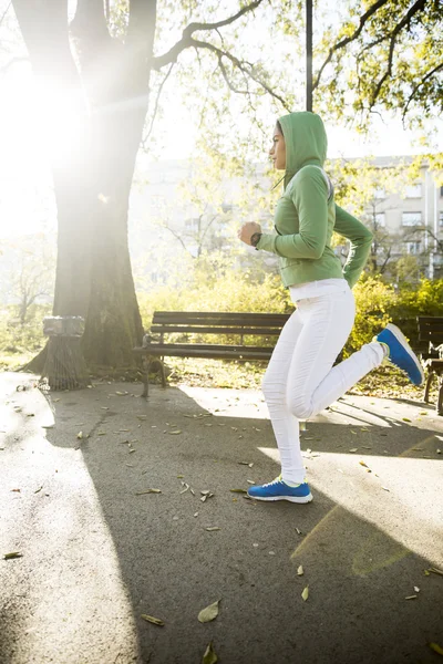 Donna che corre nel parco — Foto Stock