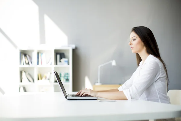 Frau arbeitet im Büro — Stockfoto