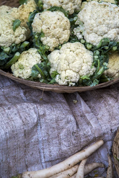 Fresh cauliflowers on the market — Stock Photo, Image