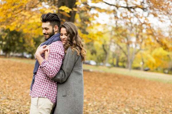 Jovem casal no parque — Fotografia de Stock