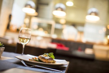 Sos ve otlar ile ızgara somon