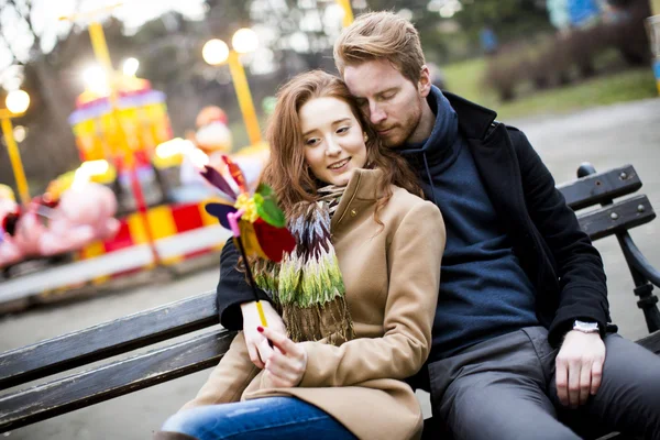 Jonge verliefde paar — Stockfoto