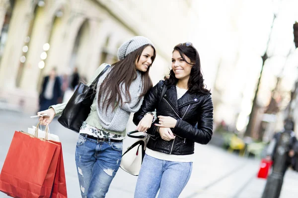 Les jeunes femmes au shopping — Photo