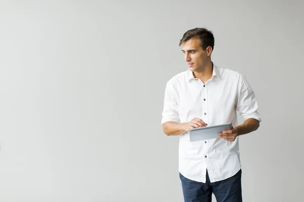 Mann mit Tablet an der Wand — Stockfoto