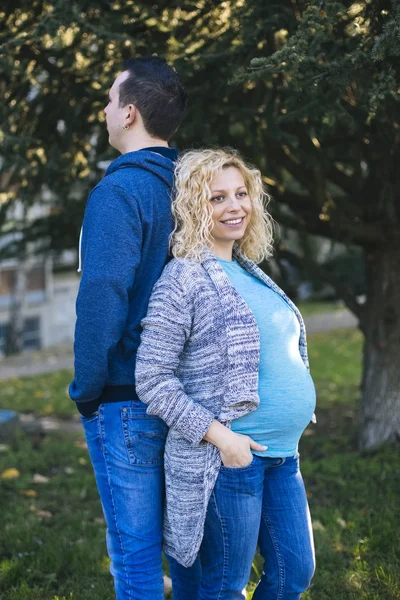 Jeune couple enceinte — Photo