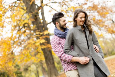 Parktaki genç çift.