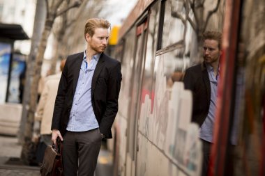 Kızıl saçlı adam.