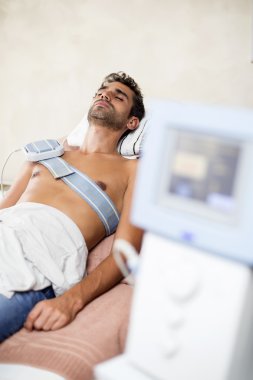 Erkek hastaya fizik tedavi