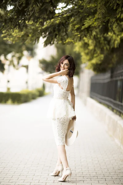 Giovane donna in drress bianco — Foto Stock