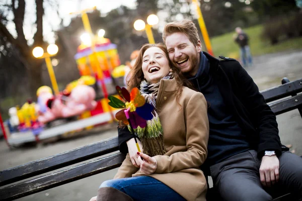 Jonge verliefde paar — Stockfoto