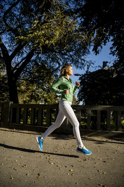 Žena běhající v parku — Stock fotografie