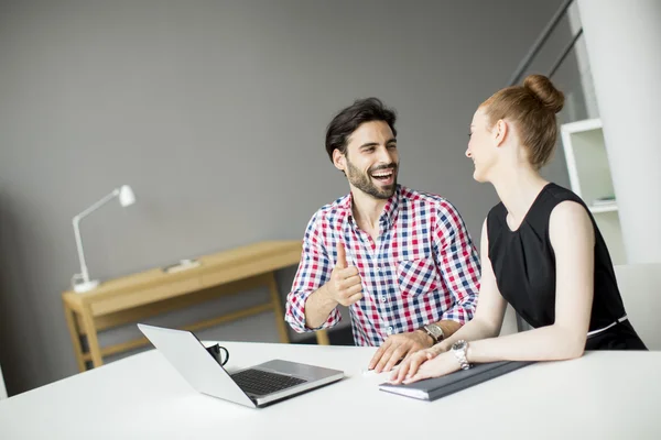 Ungdomar på kontoret — Stockfoto