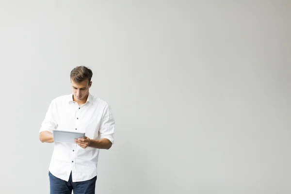 Mann mit Tablet an der Wand — Stockfoto