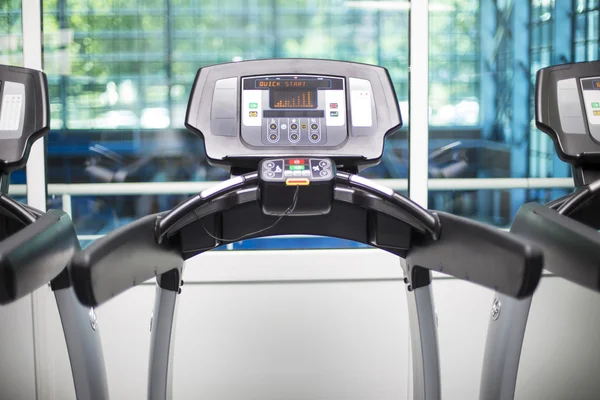 Treadmills în sala de gimnastică — Fotografie, imagine de stoc