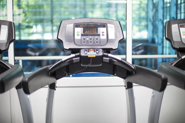 Cintas de correr en el gimnasio — Foto de Stock