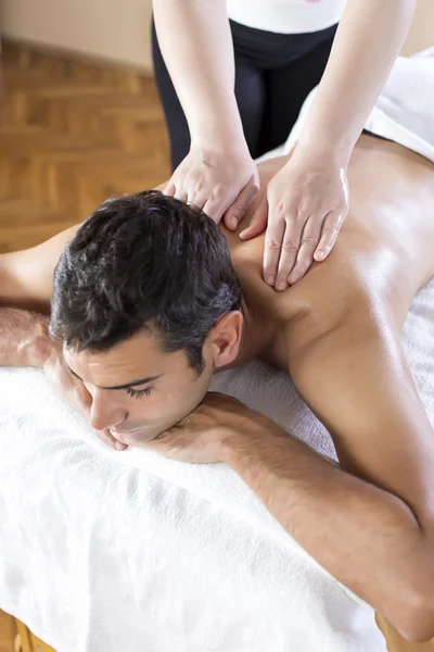 Mężczyzna mający masaż — Zdjęcie stockowe