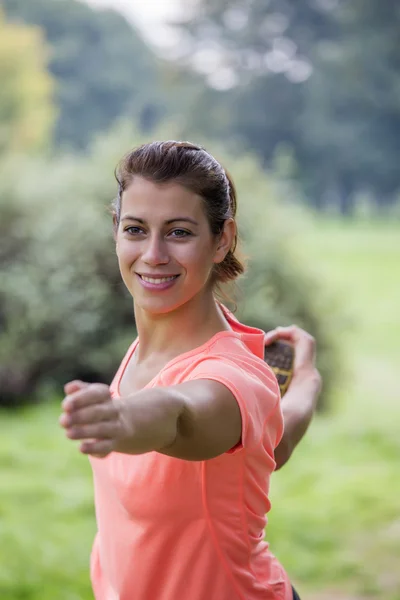 Mujer joven haciendo ejercicio — Foto de Stock