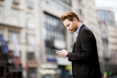 Kızıl saçlı adam.