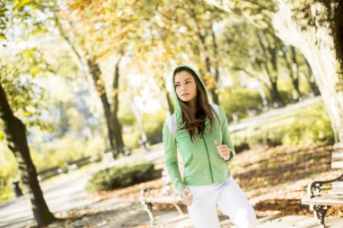 Parkta koşan kadın