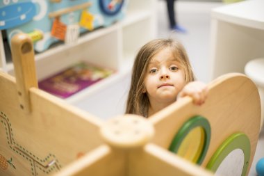 Çocuk parkındaki küçük kız